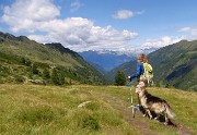 48 Sul sent. GVO112 scendiamo un tratto l'alta Val Grande di Tartano